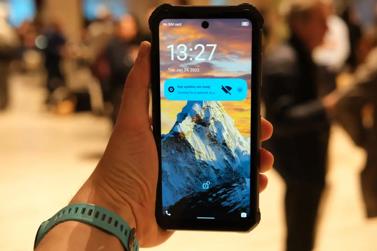 ▲法國通訊商Avenir Telecom與知名電池品牌勁量日前推出一款智慧型手機，名為「Energizer Hard Case P28K」，待機時間能超過3個月，堪稱「世界上電池容量最大的手機」。（圖／擷取自The Verge）