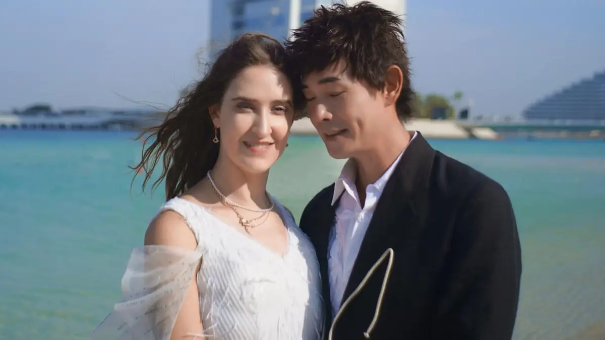 ▲55歲黃品源（右）梅開二度，俄羅斯辣妻正面照曝光，他甜喊：「我遇到想要一起走下去的人。」（圖／黃品源臉書）