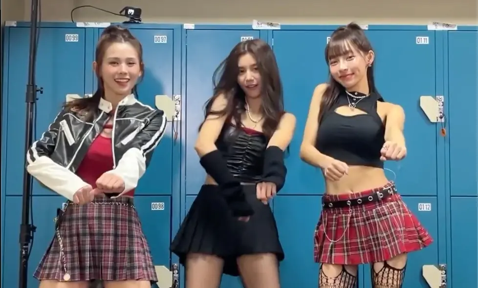 ▲林襄（右）是《炸裂吧！女孩》收視保證，她在紅藍團體合作時，與敵隊紅隊化敵為友組成同盟，一起大跳與李多慧同款的「呱呱舞」。（圖／翻攝自IG peekabloo6_official、reddiebae_）