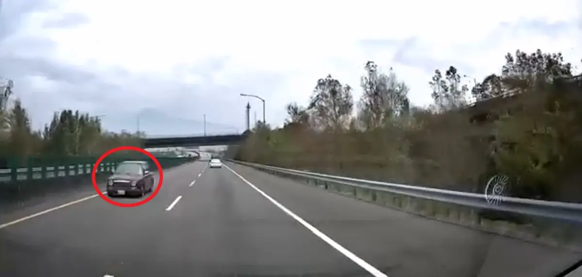 ▲民眾PO文指出，今天開車行經國道6號時，突然發現一輛黑色轎車高速逆向。（圖／翻攝爆料公社）