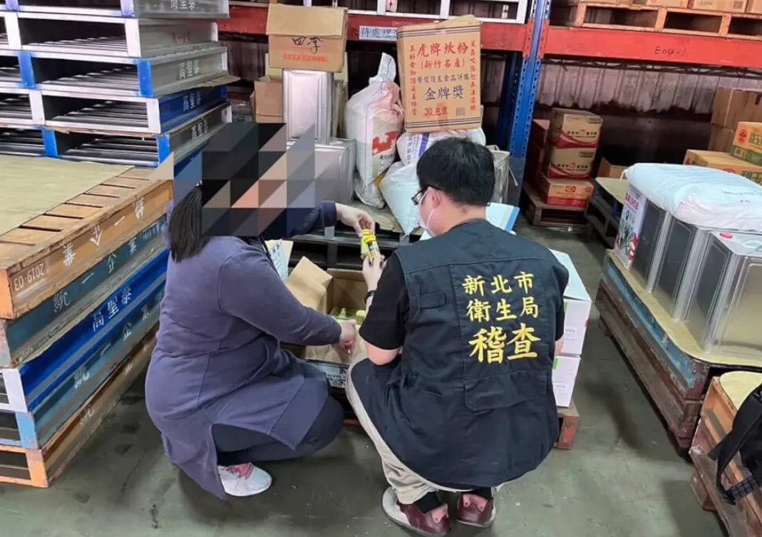 ▲北檢指揮新北市刑警大隊，搜索涉嫌進口含有致癌蘇丹紅辣椒粉的「保欣企業有限公司」。新北地檢署依違反食安法等罪嫌，起訴負責人劉慶士與保欣公司，並建請法院從重量刑。（圖／翻攝畫面）