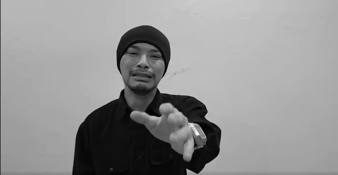 ▲黃明志突然穿起黑衣拍攝影片道歉，還越講越激動不斷啜泣，結果看到最後才讓歌迷們笑了出來。（圖／黃明志臉書）