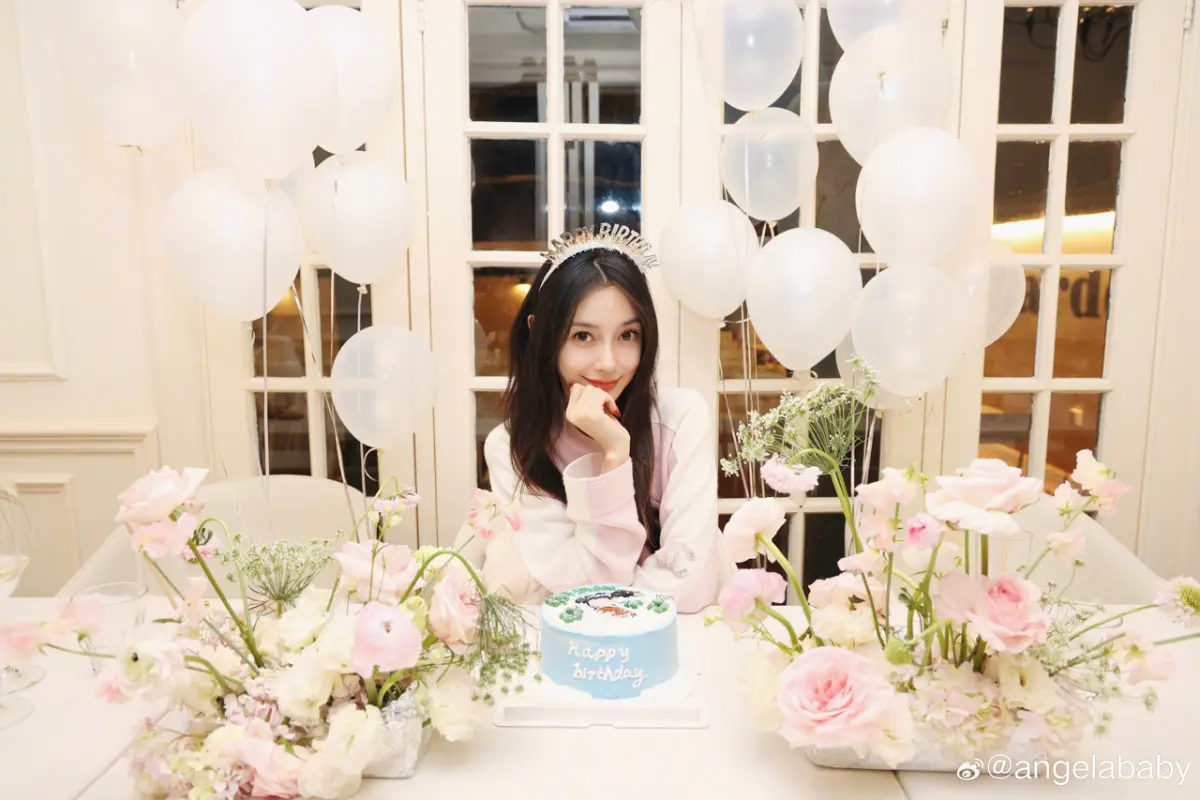 ▲Angelababy35歲生日曬全家福，曝光7歲兒子正面照，一家四口超狂基因證實她沒整型。（圖／Angelababy微博）
