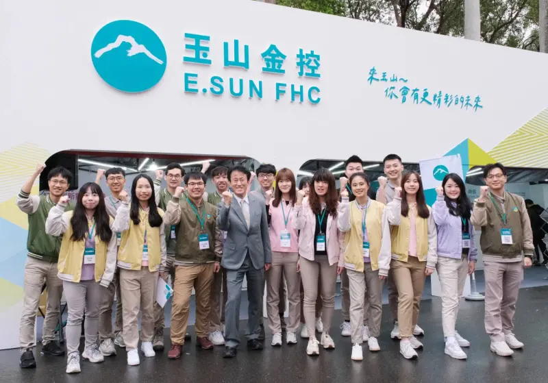 ▲玉山金控今(2024)年預計徵才600人,今(2)日在金控總經理陳茂欽率領下,前進台大校園徵才博覽會,任職傑出的台大學長姊也現場分享職涯歷練與海內外學習。(圖/玉山金提供)