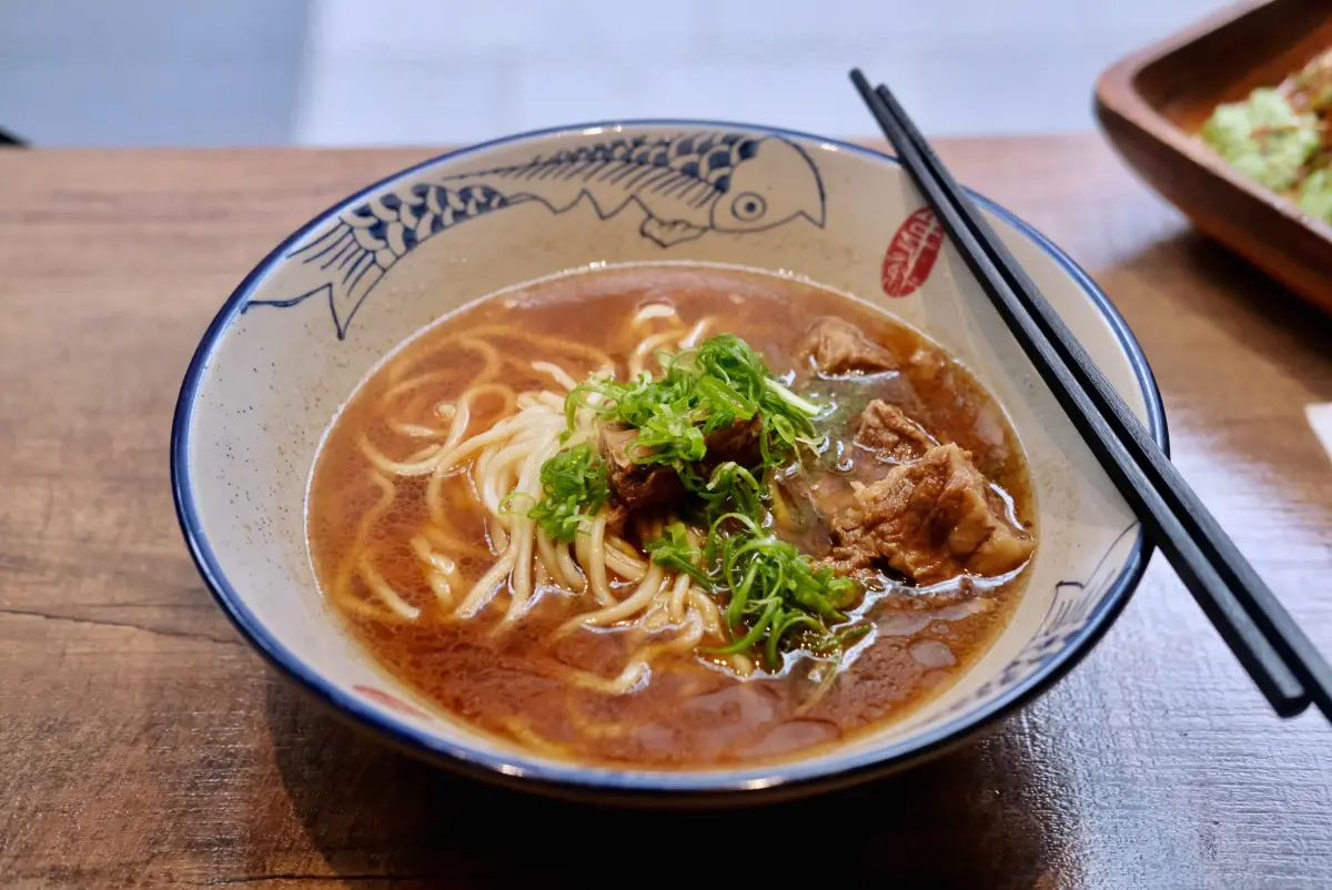 ▲西門町商圈的知名牛肉麵包含老山東牛肉家常麵店、24小時營業的采宏牛肉麵，而隱藏版的「犢立牛肉麵」雖名氣不高，卻依舊經常高朋滿座。（圖／記者葉盛耀攝）