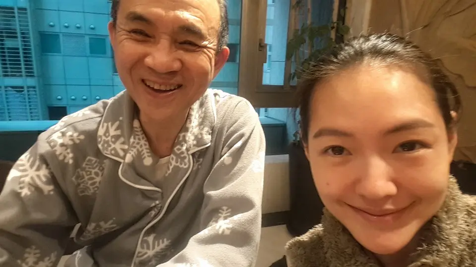 ▲小S公公許慶祥（左）致富過程太傳奇，連鴻海董事長郭台銘都敬佩。（圖／翻攝自小S臉書）