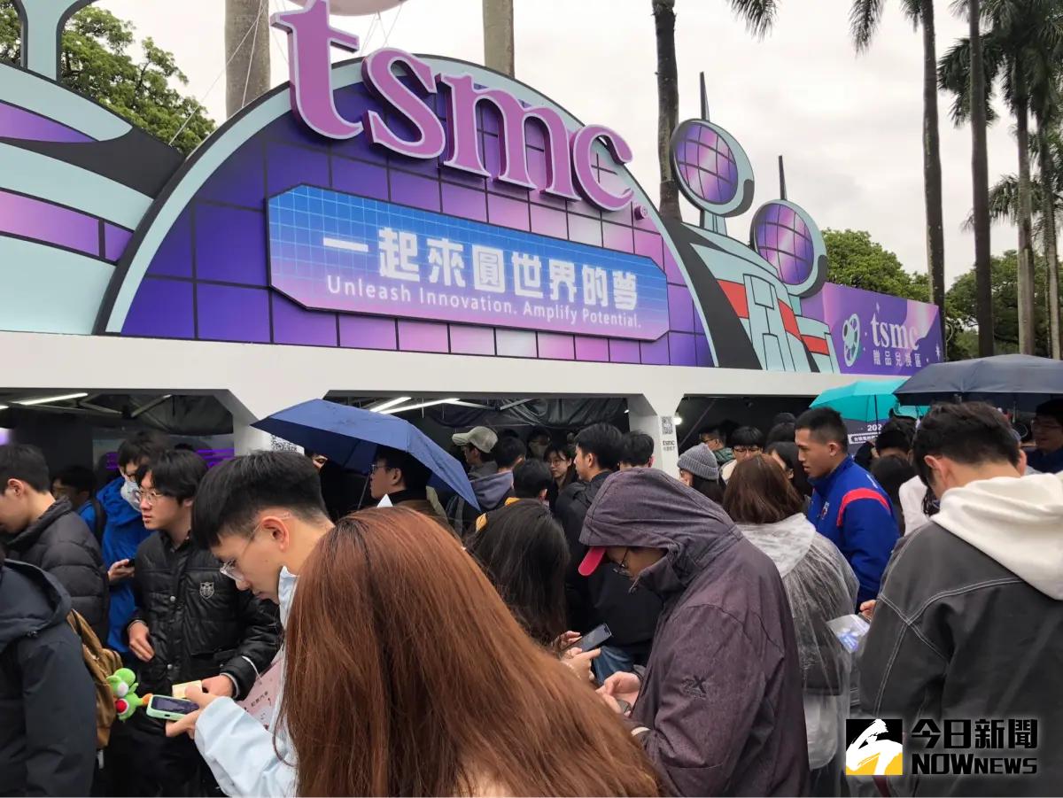 ▲台積公司今（2）日參加台大校園徵才博覽會，宣布2024年預計在台灣招募約6,000名新血，碩士畢業新進工程師薪酬上看新台幣200萬元。 （圖／記者嚴俊強攝，2024.03.02）