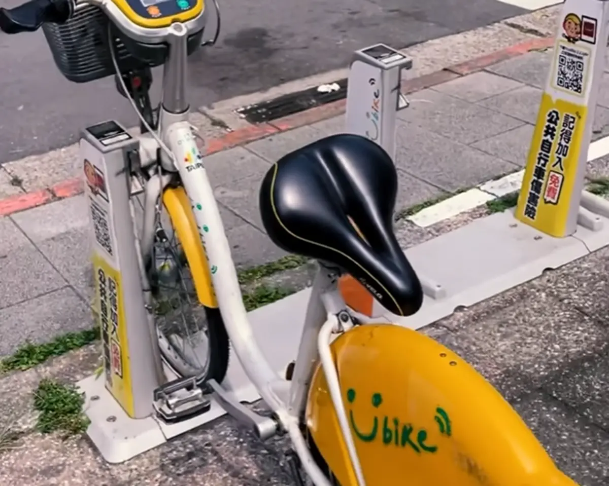 ▲昨（1）日知名YouTuber鍾佳播就拍片教「獨佔YouBike」的方法，引發輿論譁然。（圖／取自鍾佳播IG）