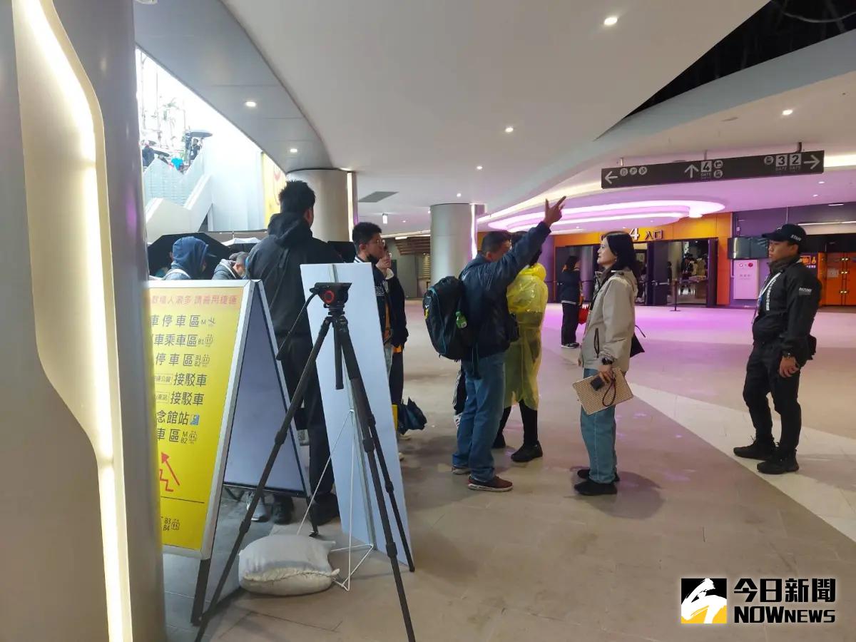 ▲讀賣巨人交流賽排隊群眾因排隊動線標示不清而不滿，和主辦方險爆衝突。（圖／林之越攝）