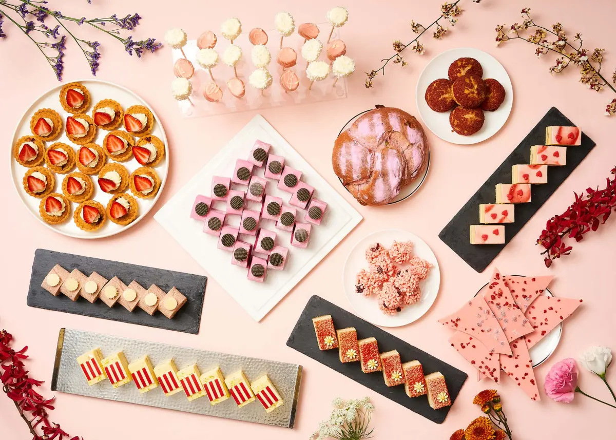 ▲針對3月女神月，不少飯店吃到飽餐廳都推出女性專屬優惠，像是現在正推出草莓季的台北新板希爾頓酒店「悅市集自助餐廳」，每週三及3月8日當天午晚餐期凡兩位女性用餐，第二位38折。（圖／凱撒集團提供）