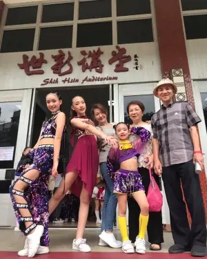 ▲許慶祥（左一）2019年和律師太太黃秀真觀賞3名孫女舞蹈比賽。（圖／翻攝自小S臉書）