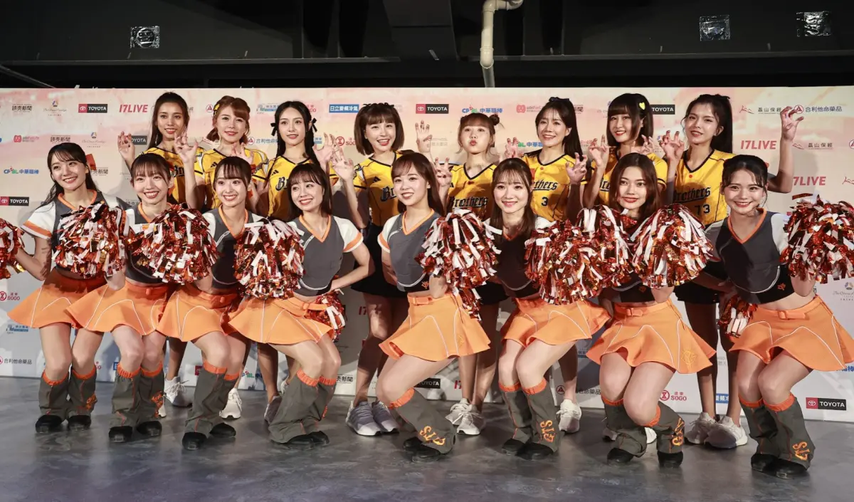 ▲讀賣巨人90周年紀念台灣試合在台北大巨蛋開打，中信兄弟啦啦隊Passion Sisters出動黃金陣容，分別是貴貴、妮可、君白、峮峮、畇二、小安、希希、謝凱蒂。（圖／記者葉政勳攝）