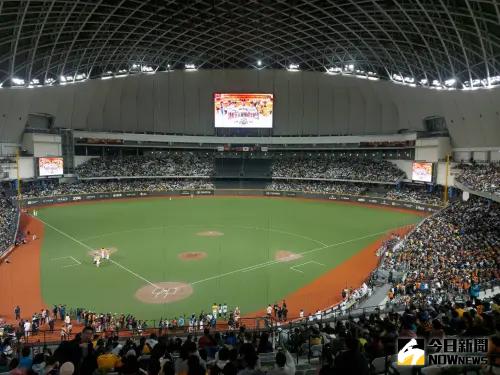 ▲讀賣巨人交流賽，台北大巨蛋首度開滿全席，兩天湧入6萬8780人進場，締造台灣棒球賽事歷史紀錄。（圖／記者林之越攝）