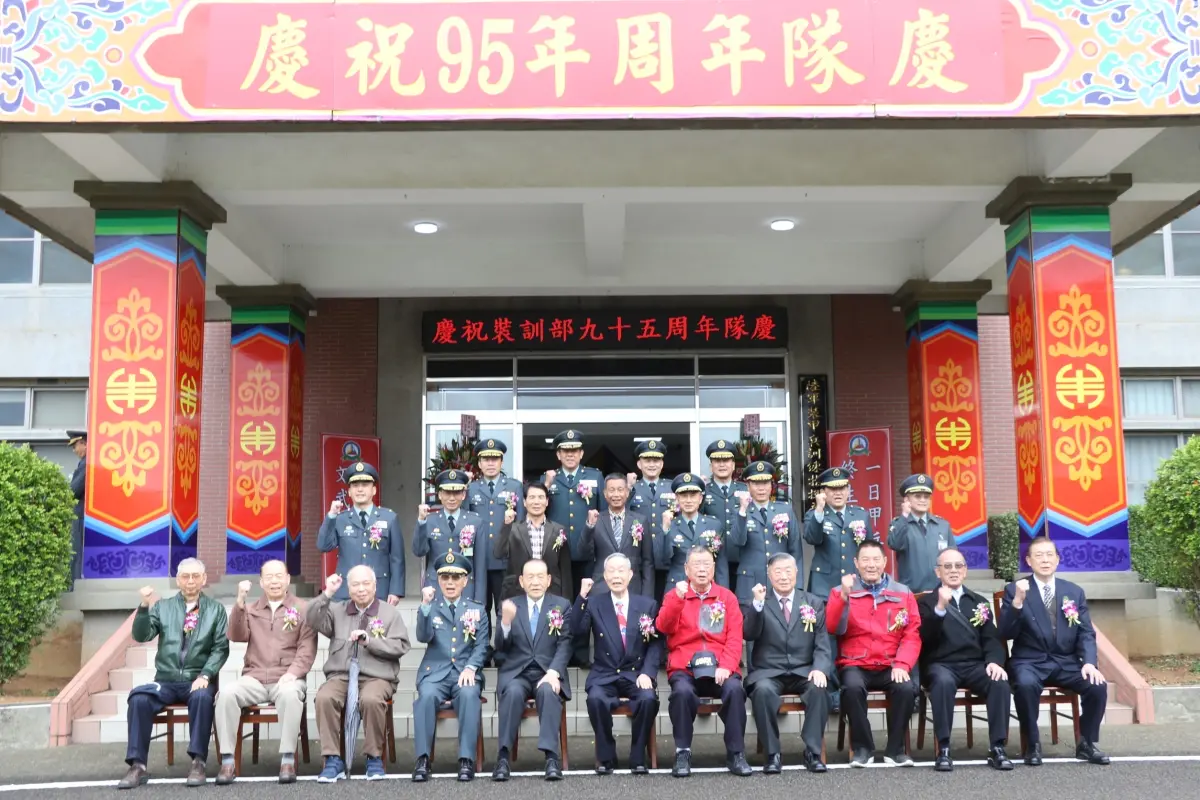 ▲裝甲兵節前夕，陸軍裝甲兵訓練指揮部慶祝95週年隊慶，邀請歷任校長、指揮官等校友齊聚回娘家。（圖／記者莊全成翻攝）