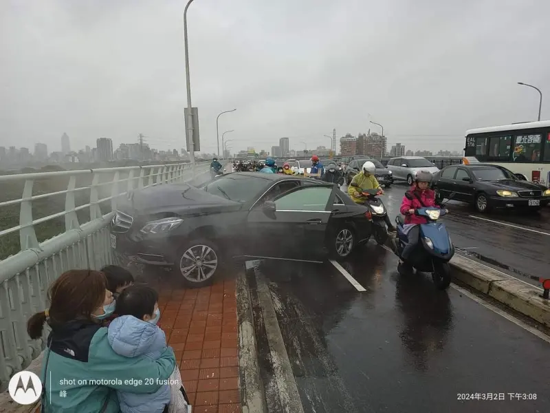 ▲賓士車行經華江橋時追撞前車，隨後又失控衝往機車道受困。（圖／翻攝畫面）