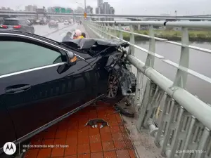 ▲賓士轎車車頭嚴重損毀，受困於華江橋機車道。（圖／翻攝畫面）