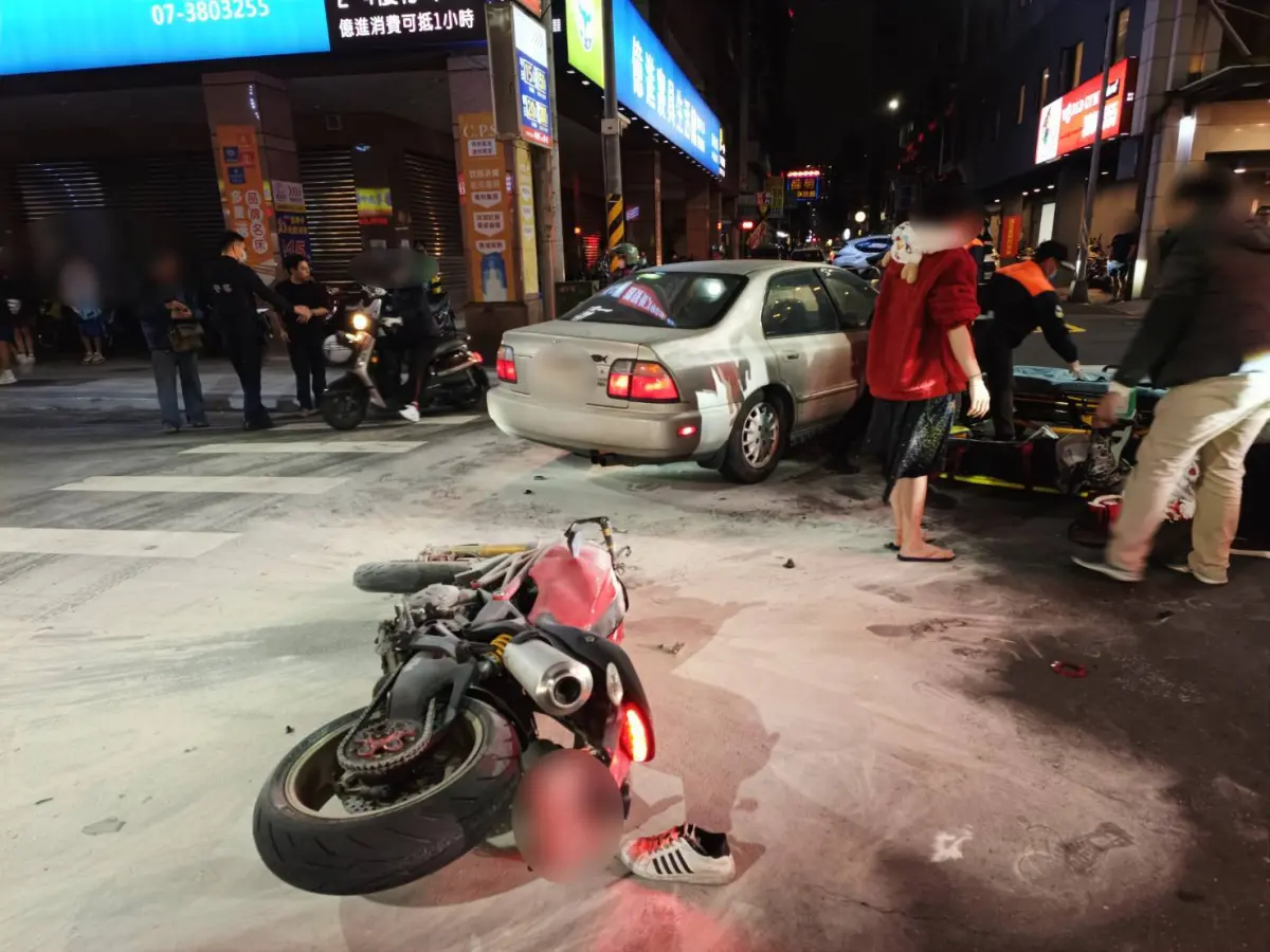 ▲洪男駕駛的杜卡迪重機遭撞後當場起火。（圖／翻攝畫面）