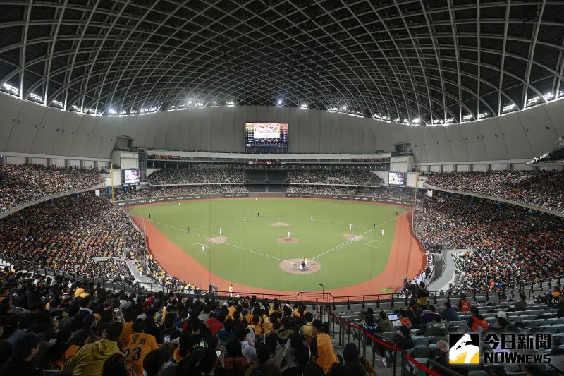 ▲日本職棒「讀賣巨人」棒球隊,於台北大巨蛋與中信兄弟棒球隊開打,場邊出現暖心一幕,日本球迷舉起標語,寫著「感謝台灣」。(圖/記者葉政勳攝 , 2024.03.02)