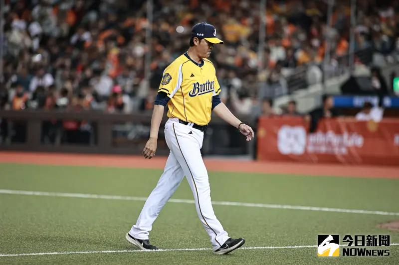 ▲中信兄弟王牌左投德保拉逕行退場，投手教練王建民表示，當下未清楚了解狀況。（圖／記者葉政勳攝 , 資料照）