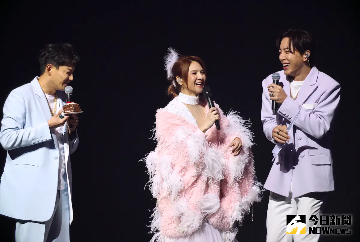 ▲坤達（右）、威廉擔任郭靜演唱會嘉賓，3人組「一日男團」，出場時坤達的尖叫聲還超越郭靜，讓郭靜有點小吃醋。（圖／記者陳明中攝）