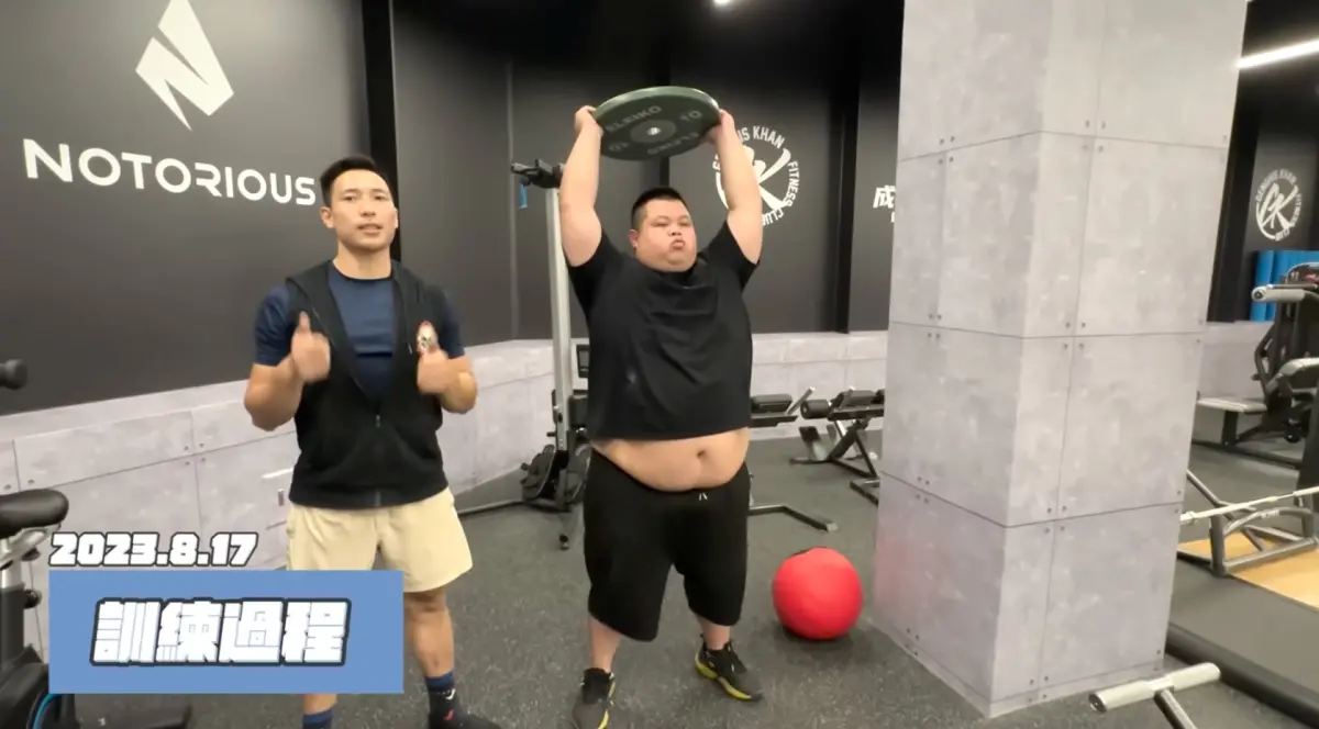 ▲大蛇丸去年8月開始跑健身房運動減肥，半年期間堅持2至3天就會去運動，搭配飲食控制，成功甩肉30公斤。（圖/大蛇丸YT）