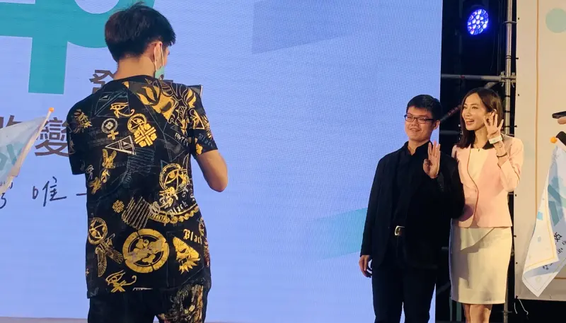 ▲去年8月6日楊寶楨在台中主持民眾黨黨慶，活動後找她拍照的男粉絲，遠比找柯文哲合照的人還多。（資料畫面／記者顏幸如攝，2024.03.03）