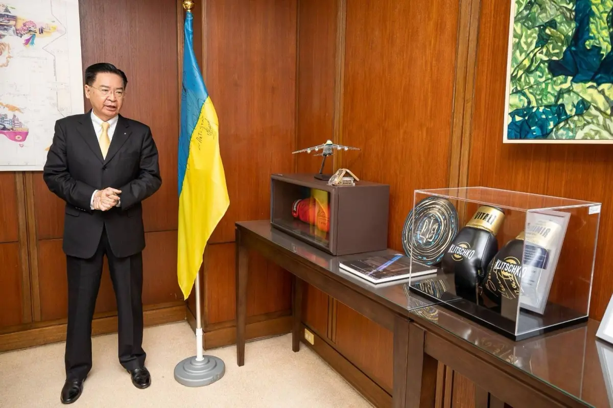 ▲外交部長吳釗燮接受德國明鏡周刊有關於俄烏戰爭相關專訪。（圖／外交部提供）