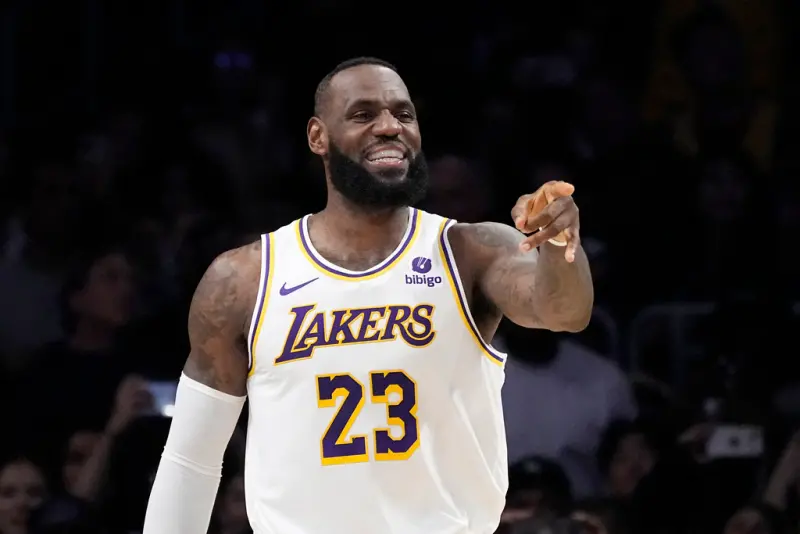 ▲「詹皇」LeBron James簽約湖人2年1.01億美元，降薪300萬，讓球隊避免突破第2層豪華稅稅線。（圖／美聯社／達志影像）