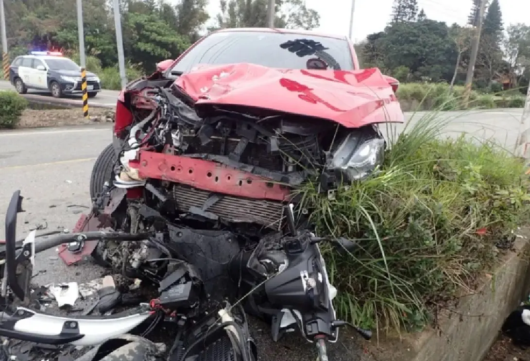▲2月27日下午，桃園市觀音區發生死亡車禍，呂姓少年騎乘機車載著葉姓少女，與一台闖紅燈的自小客車發生碰撞，呂姓少年失去生命跡象，送醫搶救宣告不治。（圖／翻攝畫面）