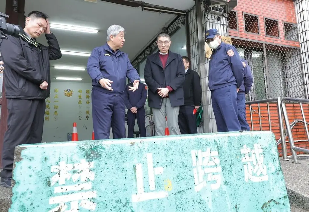 ▲基隆市八堵分駐所日前遭人駕車衝撞，造成員警1死1傷，為防範類似事件重演，警局已在門口設置防撞石墩作為阻絕設備，基隆市長謝國樑特別前往慰問員警。（圖／基隆市政府提供）