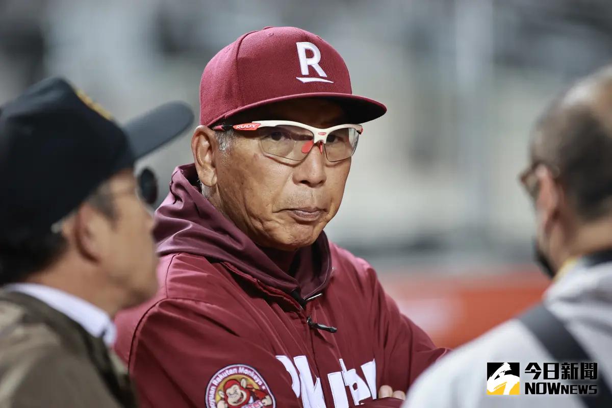 ▲樂天桃猿總教練古久保健二，今天在比賽中要求雙盜壘戰術，他賽後跟主砲朱育賢道歉，樂天最終以4:3險勝富邦悍將。（圖／NOwnews資料照）