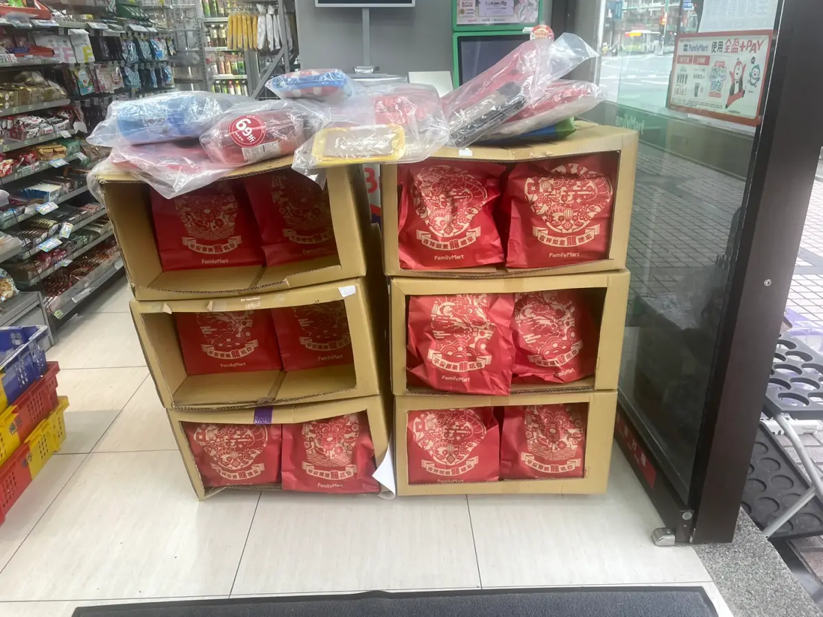 ▲全家目前紙袋裝的「祥龍福袋」已經停賣，而卡通聯名福袋則有些門市還有5折的優惠。（圖/記者張嘉哲攝）