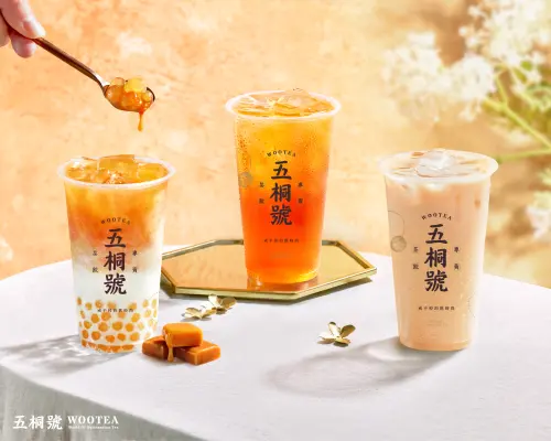 8家手搖飲料、星巴克買一送一!迷客夏、五桐號、麻古都半價爽喝 ▲蜜漬後的「太妃糖珍珠」有剔透金黃色澤,左起:「太妃珍珠蜜春奶茶」M 60元,「蜜春茶后」M 40元、L 45元,「蜜春后奶茶」M 49元、L 59元。(圖/五桐號提供)