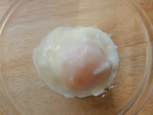 ▲雞蛋外殼可能帶有沙門氏菌等致病，在高溫下可以被殺死，因此建議把蛋煮熟食用，避免吃生蛋或半熟蛋。（圖／取自photoAC）