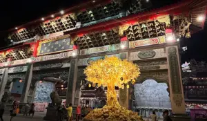 ▲北港武德宮一年湧入834萬餘人次,香火鼎盛,門口發財樹超漂亮,成為香客到此一遊必定打卡的地標。(圖/Google評論) ▲北港武德宮一年湧入834萬餘人次,香火鼎盛,門口發財樹超漂亮,成為香客到此一遊必定打卡的地標。(圖/Google評論)