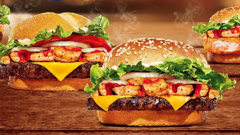 ▲肉肉控鎖定3月速食新品，漢堡王3月5日新推4款「海洋燒蝦堡」，搭配「秘製辛香乾燒醬」微辛微辣好涮嘴；繼光香香雞則悄悄限店開賣「炙燒雞排」。（圖／漢堡王提供）