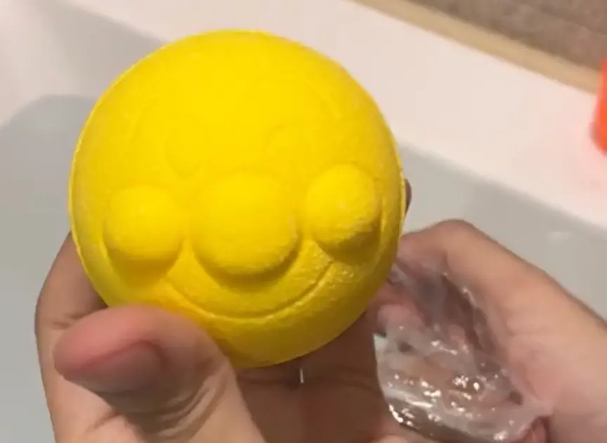 ▲不少人泡澡都會丟入泡澡球溶解，隨著每種泡澡球的成分、香味不同，每個人都按照自己喜愛的去做挑選。（圖/Tik Tok）