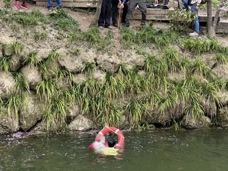 ▲衫林溪驚傳溺水意外！75歲老婦人疑失足掉落杉林溪的溪流中，經救起送醫仍宣告不治。（圖／翻攝畫面）