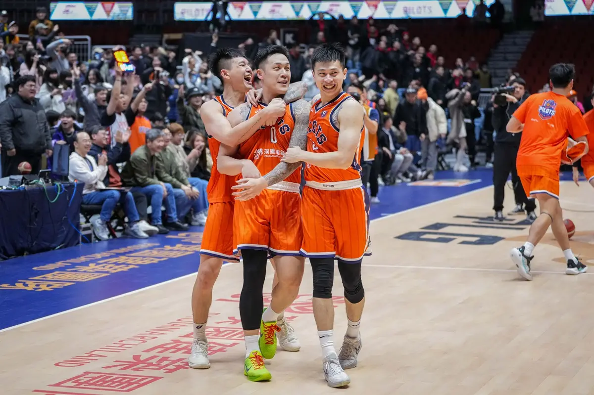 ▲桃園璞園領航猿球星「台灣LBJ」周儀翔在槍響前投進壓哨絕殺三分球，幫助領航猿以94:92擊敗富邦勇士。（圖／PLG提供）