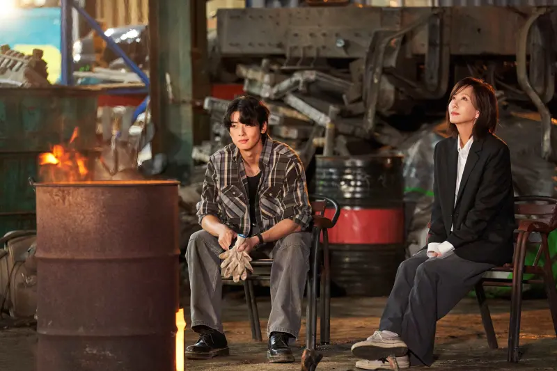 ▲車銀優（左）與大26歲金南珠在韓劇《美好世界》有禁忌情愫。（圖／Disney+）