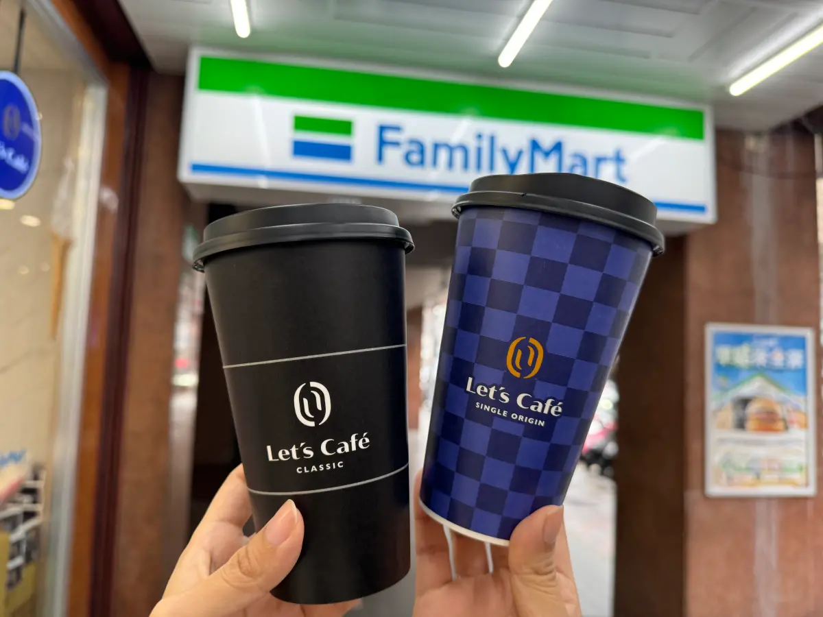 ▲週一開工提神咖啡！全家單品美式第2杯9元優惠；大杯單品拿鐵2杯119元。（圖／記者鍾怡婷攝）