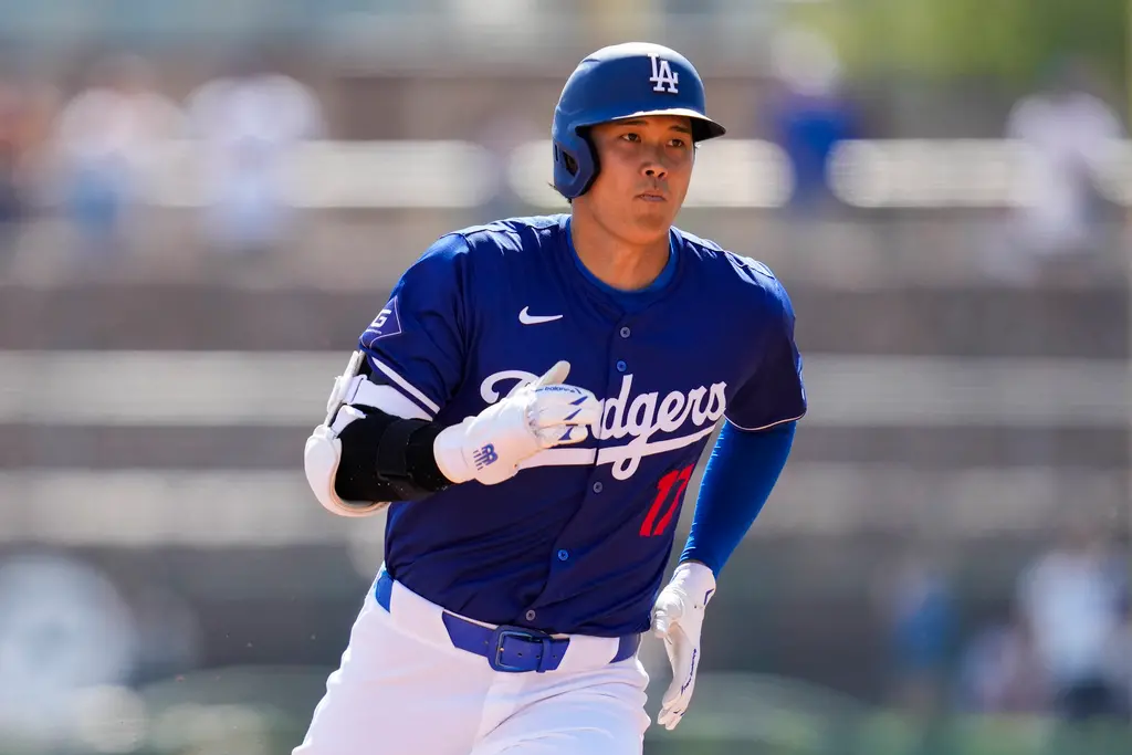 ▲洛杉磯道奇隊日籍「二刀流」好手大谷翔平，去年離開天使隊球團，就沒有再跟前隊友見面，不過春訓熱身賽，道奇隊跟天使隊今（6）日交手，大谷翔平賽前跟好兄弟「神鱒」Mike Trout相見歡，還跟水原一平翻譯，以及前隊友示意問好。（圖／MLB官方推特）