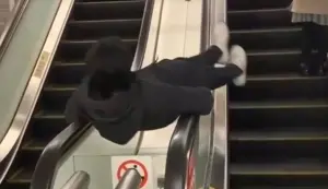 夢想當迴轉壽司?身穿帽T的男子躺在捷運電扶梯上嬉鬧,而拍攝者也邊看邊笑,影片引發網路熱議。(圖/翻攝畫面) ▲夢想當迴轉壽司?身穿帽T的男子躺在捷運電扶梯上嬉鬧,而拍攝者也邊看邊笑,影片引發網路熱議。(圖/翻攝畫面)