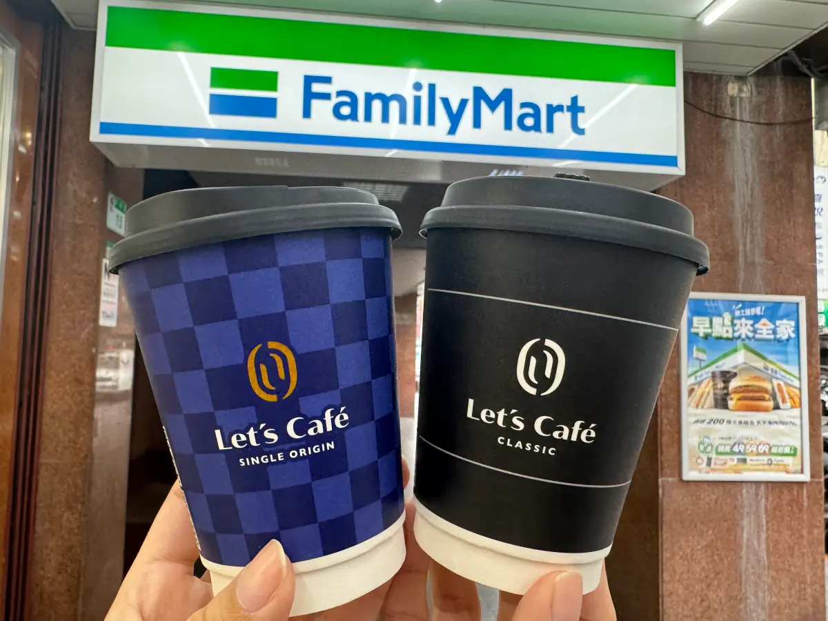 ▲全家3月取件優惠來了！，取貨到全家門市即可獲得優惠券，包括「15元喝熱經典拿鐵」、「25元喝熱單品拿鐵」、「經典原味熱狗15元」。（圖／記者鍾怡婷攝）