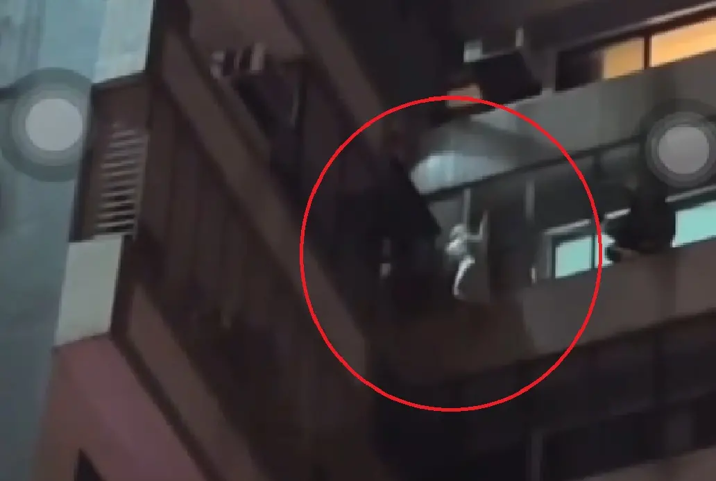 ▲3日晚間，台中太平區41歲李姓女子，酒後與丈夫發生口角，李女一時氣憤爬到頂樓，不慎墜落4樓透天厝鐵皮屋頂上，驚悚畫面曝光。（圖／民眾提供）