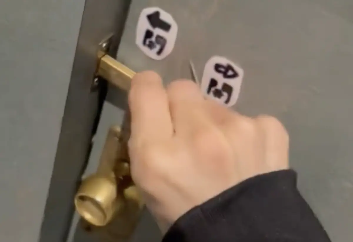 ▲日本網路漫畫家Yashiro Azuki近期來台灣旅遊，他2日卻發文求救「我不知道怎麼打開廁所鎖」，原來他受困在公廁內，緊張地用中文及日文向網友們求助。（圖／翻攝自X）