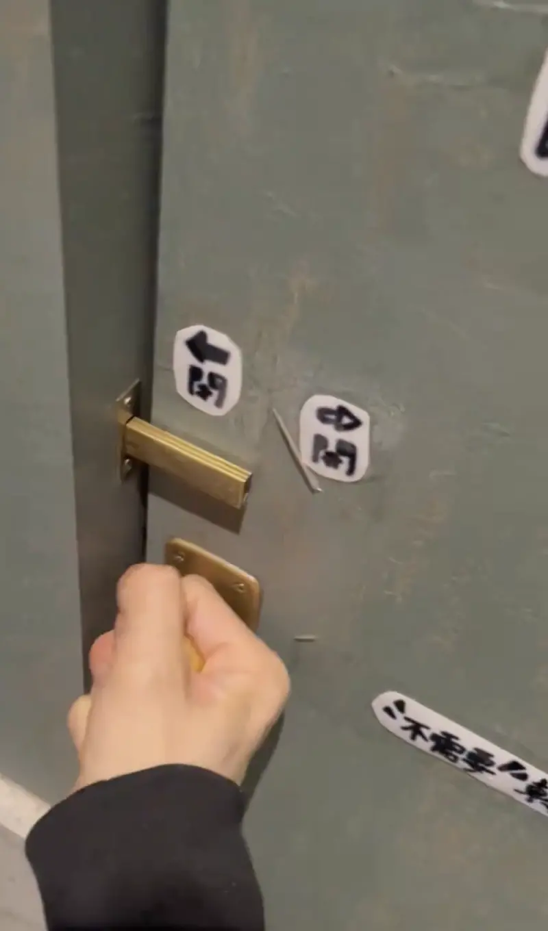 ▲漫畫家Yashiro Azuki受困在公廁裡，無論如何嘗試都無法打開門栓，影片曝光後，截至目前累積超過310萬次觀看次數。（圖／翻攝自X）
