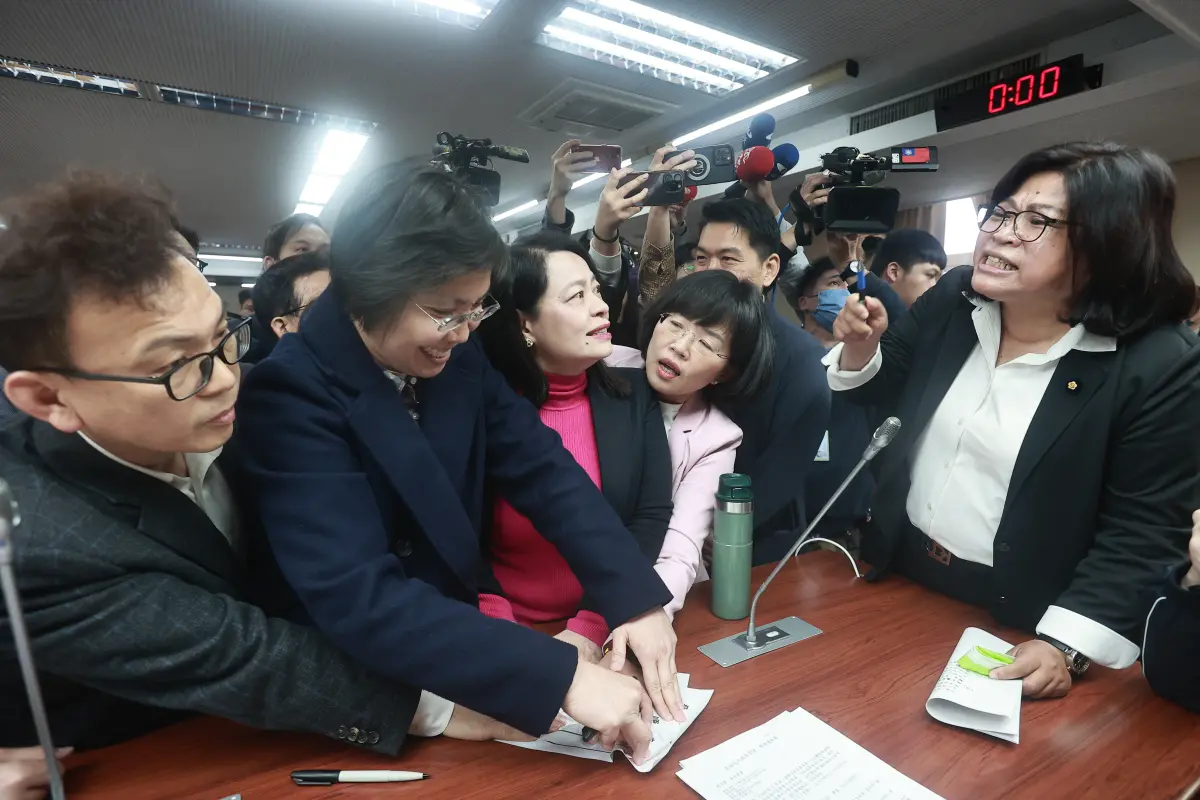 ▲金門撞船案未開會‵，藍綠立委擠在內政委員會主席台吵成一團。（圖／記者葉政勳攝，2024.03.04）