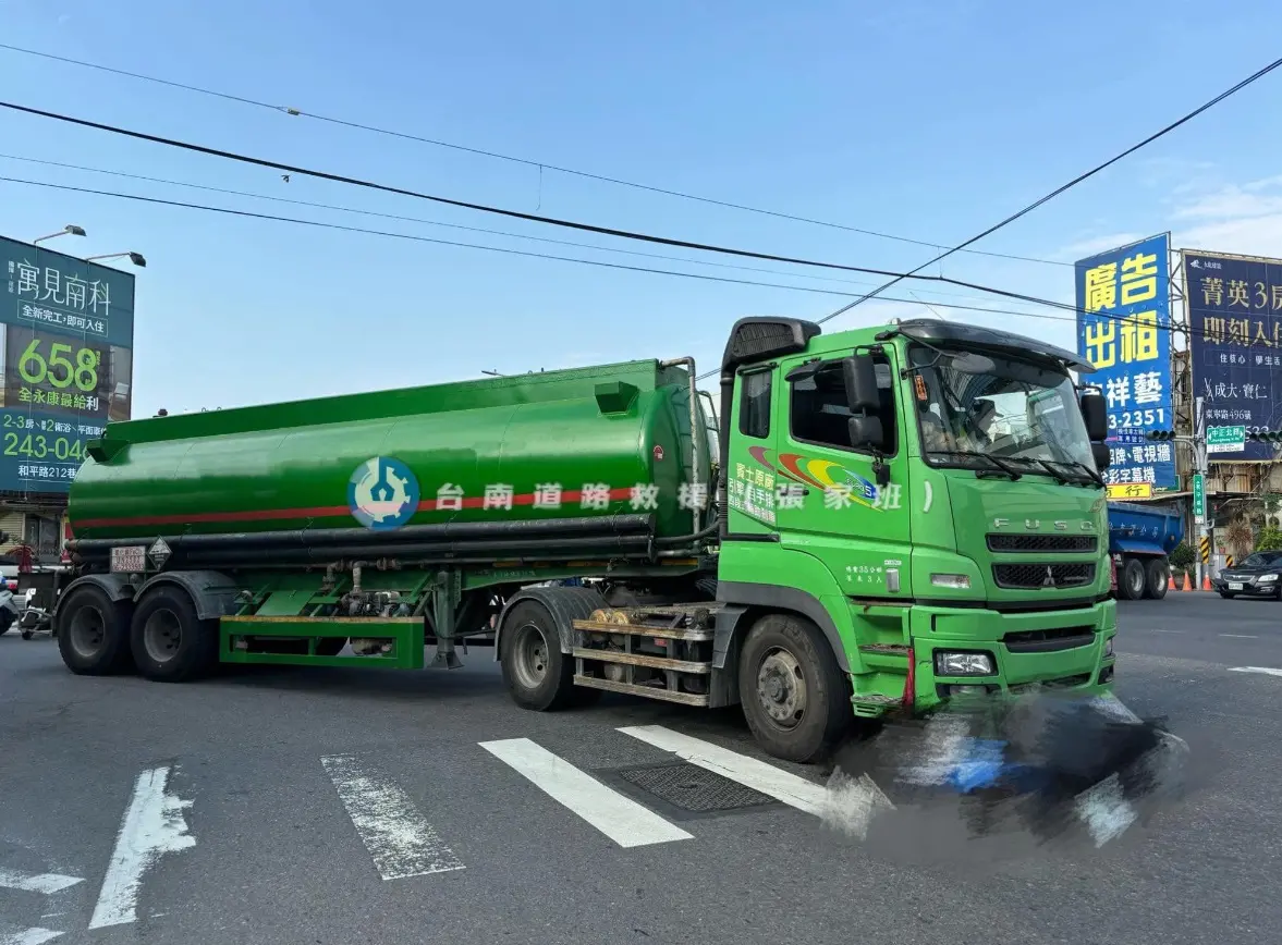 ▲4日上午，台南市永康區發生死亡車禍，一台油罐車與機車發生碰撞，騎士明顯死亡。（圖／翻攝台南道路救援（張家班)）