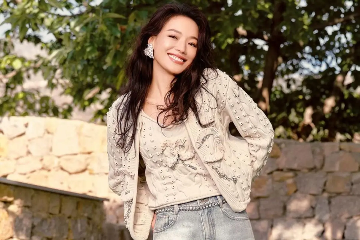 ▲舒淇曬詭異角度自拍照，配上特殊妝容，嚇壞上萬人。（圖／舒淇IG）